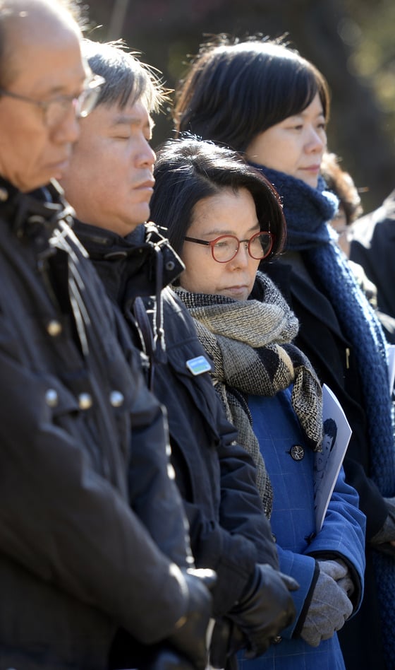 전순옥 새정치민주연합 의원이 2014년 11월13일 경기 남양주시 화도읍 마석 모란공원에서 열린 故 전태일 열사 44주기 추도식에 참석해 추도사를 듣고 있다.