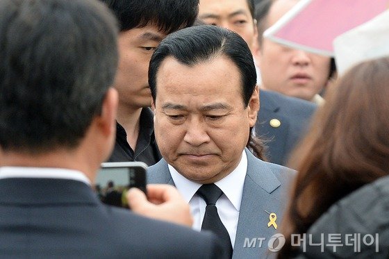 이완구 국무총리가 세월호 참사 1주기를 맞은 16일 오전 경기 안산시 단원구 초지동 화랑유원지에 마련된 세월호 사고 희생자 정부 합동분향소에서 유가족들의 항의를 듣던 중 곤혹스러운 표정을 짓고 있다.이 총리는 이날 합동분향소를 참배할 예정이었지만, 유가족들의 반발에 부딪혀 발걸음을 되돌렸다. 2015.4.16/뉴스1  <저작권자 ⓒ 뉴스1코리아, 무단전재 및 재배포 금지>