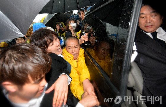 4·16 세월호 참사 1주기인 16일 오후 경기도 안산시 단원구 세월호 합동 분향소에서 유가족이 김무성 새누리당 대표의 차를 가로 막으며 항의 하고 있다. 2015.4.16/뉴스1  <저작권자 ⓒ 뉴스1코리아, 무단전재 및 재배포 금지>