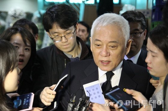 11일 오후 김한길 전 새정치민주연합 대표가 서산의료원 장례식장에 마련된 고 성완종 전 회장의 빈소를 찾아 조문한 후 기자들의 질문을 받았지만 말을 아꼈다. 2015.4.12/뉴스1  <저작권자 © 뉴스1코리아, 무단전재 및 재배포 금지>