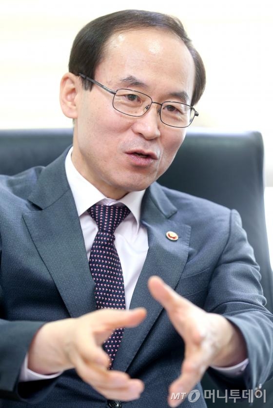 윤성규 환경부 장관이 10일 서울 신문로1가 온실가스종합정보센터에서  가진 인터뷰에 앞으로의 정책운영 방안을 설명하고 있다.윤 장관은 "환경은 미리 대비하는 것이 가장 효율적이고 효과적인 정책"이라고 강조했다./사진=홍봉진 기자