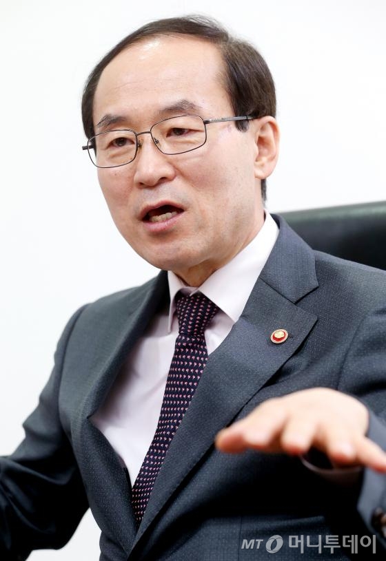 윤성규 환경부 장관이 10일 서울 신문로1가 온실가스종합정보센터에서  가진 인터뷰에 앞서 사진촬영하고 있다. 윤 장관은 "환경은 미리 대비하는 것이 가장 효율적이고 효과적인 정책"이라고 강조했다./사진=홍봉진 기자