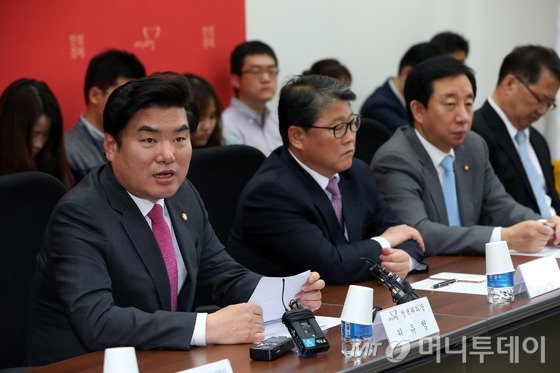 새누리당 원유철 정책위의장이 17일 서울 여의도 국회에서 세월호 1주기를 맞아 '안전한 대한민국 만들기' 안전종합대책 당정협의에 참석해 모두 발언을 하고 있다. 2015.4.17/뉴스1  <저작권자 ⓒ 뉴스1코리아, 무단전재 및 재배포 금지>