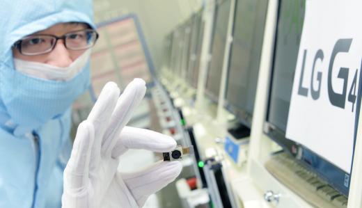 LG전자 스마트폰 'G4'의 카메라모듈을 양산하는 LG이노텍 광주공장. LG이노텍 직원이 G4의 카메라모듈을 소개하고 있다. G4는 현존하는 카메라 중 가장 낮은 F 1.8 조리개 값을 가진 1600만 화소 OIS 카메라 모듈을 탑재했다./사진제공=LG전자