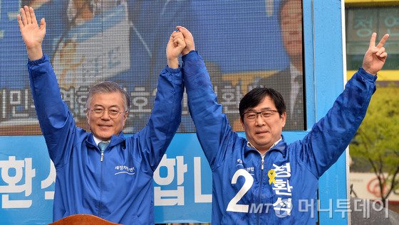 문재인 새정치민주연합 대표가 19일 오후 경기도 성남시 중원구 모란시장에서 열린 재보궐선거 출정식에서 정환석 후보와 함께 승리를 다짐하며 손을 들어올리고 있다. / 사진=뉴스1