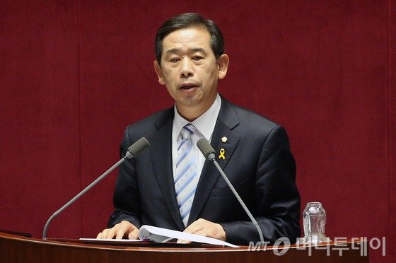 새누리당 안효대 의원이 16일 서울 여의도 국회에서 열린 교육, 사회,문화분야 대정부질문에서 모두발언을 하고 있다./ 사진=뉴스1