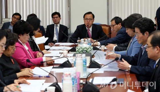 이명수 국회 보건복지위원회 법안심사소위원장을 비롯한 위원 및 보건복지부 관계자들이 1일 오후 서울 여의도 국회에서 열린 법안심사소위원회에서 어린이집 CCTV 설치를 의무화하는 내용을 비롯한 영유아보육법 개정안 등을 논의하고 있다.사진=뉴스1.