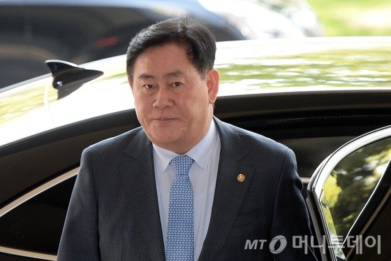 이완구 국무총리가 사의를 표명한 것으로 전해진 21일 오전 최경환 경제부총리 겸 기획재정부 장관이 서울 세종로 정부서울청사에 들어서고 있다.  이날 오전 이 총리가 주재할 예정이었던 국무회의는 최 부총리가 의장을 맡을 것으로 전해졌다. 2015.4.21/뉴스1