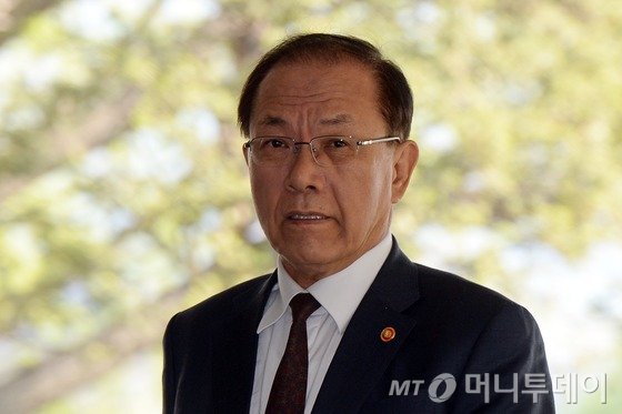 이완구 국무총리가 사의를 표명한 것으로 전해진 21일 오전 황우여 사회부총리 겸 교육부 장관이 서울 세종로 정부서울청사에 들어서고 있다. 2015.4.21/뉴스1