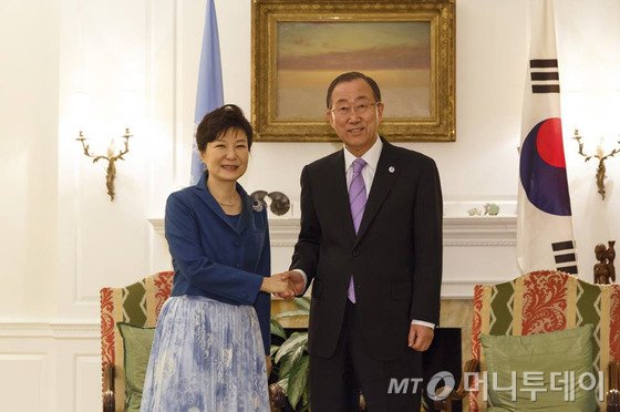 박근혜 대통령이 22일 오후(현지시간) 미국 뉴욕 유엔 사무총장 관저에서 반기문 사무총장을 만나 악수하고 있다. (청와대) 2014.9.23/뉴스1  <저작권자 ⓒ 뉴스1코리아, 무단전재 및 재배포 금지>