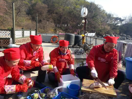 김무성 새누리당 대표가 21일 오후 4·29 재보궐선거가 치러지는 인천 강화군 석모도의 한 횟집을 찾아 직접 매운탕 재료를 손질하고 있다./사진=박경담 기자