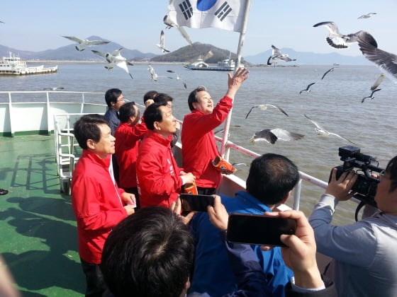 김무성 새누리당 대표가 21일 4·29 재보궐선거가 치러지는 인천 강화군을 찾아 강화도에서 석모도로 이동하는 배편에서 모여든 갈매기들에게 새우과자를 주며 환하게 웃고 있다./사진=박경담 기자