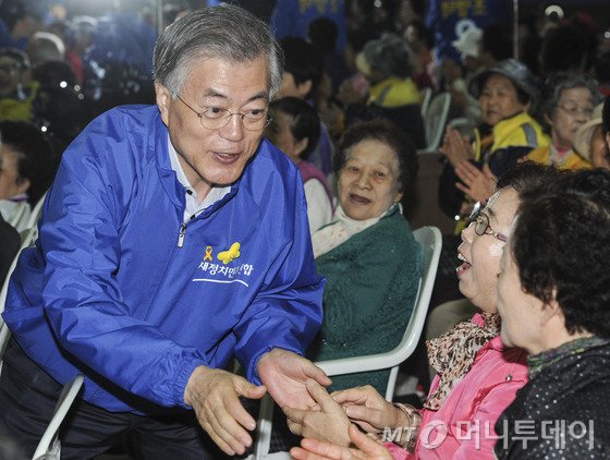 문재인 새정치민주연합 대표가 21일 오전 광주 서구 금호동 한 노래교실에서 4·29 서구을 국회의원 재보궐선거에 출마한 조영택 후보와 함께 시민들에게 지지를 호소하고 있다. 2015.4.21/뉴스1