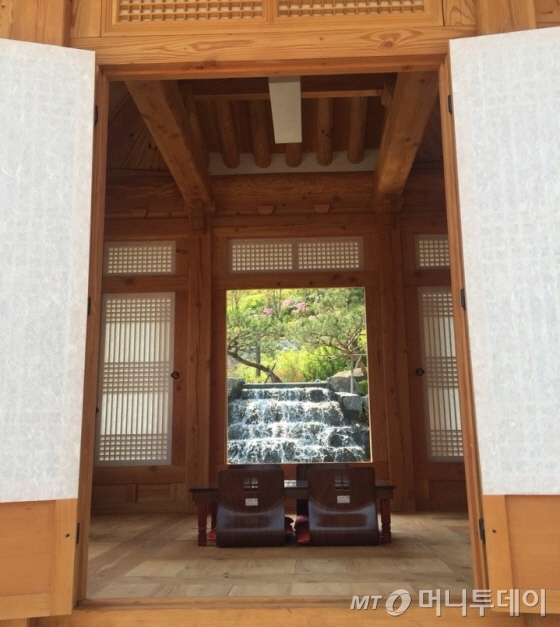 인왕산 아래 한옥도서관인 청운문학도서관이 위치하고 있다. /사진=배규민