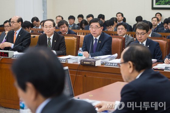 전병헌 새정치민주연합 최고위원과 한국자원순환단체연대회의 등이 지난달 20일 국회에서 '올바른 자원순환법 제정 촉구와 환경부 자원순환사회전환 촉진법(안) 결사반대' 기자회견을 하고 있다./사진=뉴스1
