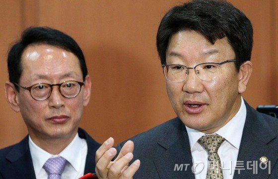 새누리당 권성동(오른쪽), 김도읍 의원이 21일 서울 여의도 국회 정론관에서 고 성완종 전 경남기업 회장의 특별사면과 관련한 기자회견을 마친뒤 취재진의 질문에 답하고 있다. 권 의원은 이 자리에서 "성 전 회장이 노무현 정부 시절 2번이나 특별사면을 받은 것은 야권 로비설을 뒷받침한다"며 "한 정권에서 2번에 걸쳐 특사를 받는 것은 매우 이례적인 일로 해당 정권과 특별한 관계가 아니면 불가능한 일"이라고 주장했다. 2015.4.21/뉴스1