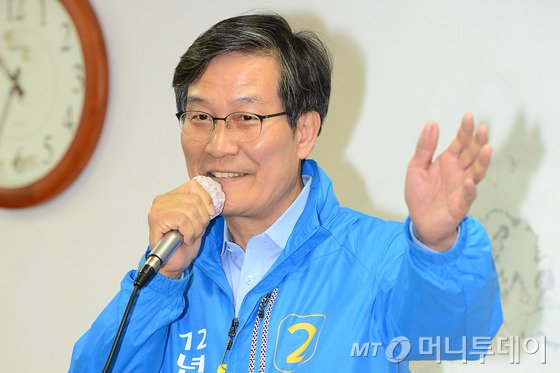 인천 서-강화을에 출마한 신동근 새정치민주연합 후보가 22일 오전 인천 서구 왕길동 검단노인회관을 문재인 당대표와 함께 방문해 어르신들에게 지지를 호소하고 있다./사진=뉴스1