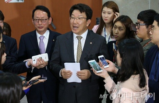 새누리당 권성동(오른쪽), 김도읍 의원이 21일 서울 여의도 국회 정론관에서 고 성완종 전 경남기업 회장의 특별사면과 관련한 기자회견을 마친뒤 취재진의 질문에 답하고 있다. 권 의원은 이 자리에서 "성 전 회장이 노무현 정부 시절 2번이나 특별사면을 받은 것은 야권 로비설을 뒷받침한다"며 "한 정권에서 2번에 걸쳐 특사를 받는 것은 매우 이례적인 일로 해당 정권과 특별한 관계가 아니면 불가능한 일"이라고 주장했다. 2015.4.21/뉴스1