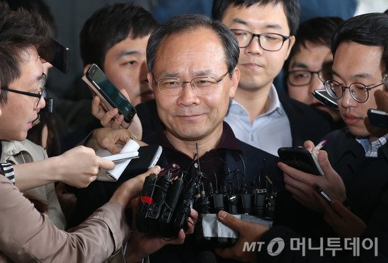 150억원대 비자금을 조성한 혐의를 받는 성완종 경남기업 전 회장이 검찰 조사를 받기 위해 지난 3일 오전 서울 서초동 서울중앙지검으로 출석하며 취재진의 질문을 받고 있다./ 사진=뉴스1