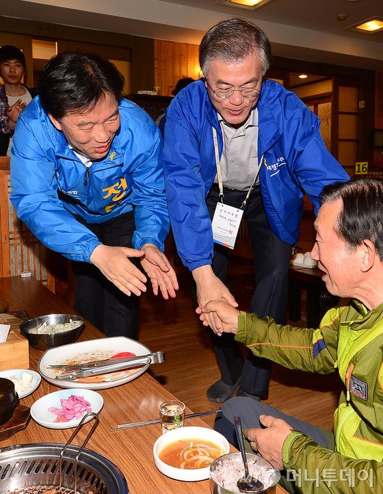 문재인 새정치민주연합 대표가 25일 오후  4.29재보궐선거 관악을 정태호 새정치민주연합 후보와 함께 서울 관악구 신림로 식당가 일대를 방문해 시민들에게 지지를 호소하고 있다. 2015.4.25/뉴스1