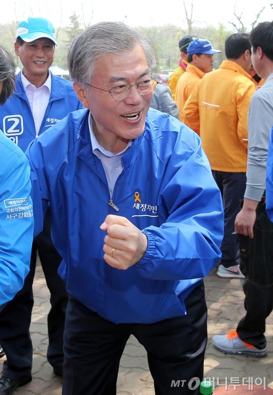 문재인 새정치민주연합 대표가 4·29 국회의원 재보궐선거를 사흘 앞둔 26일 인천 서구 백석동 백석초등학교에서 열린 '검단 5대 향우회' 합동 체육대회를 찾아 지역 주민들에게 신동근 후보에 대한 지지를 호소하고 있다. 2015.4.26/뉴스1  <저작권자 ⓒ 뉴스1코리아, 무단전재 및 재배포 금지>