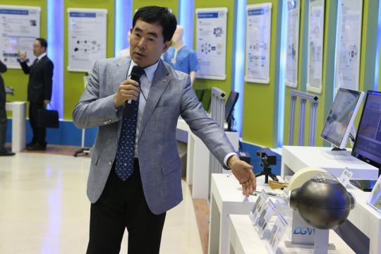 벽투과레이더를 설명중인 문전일 융합연구원장/사진=DGIST