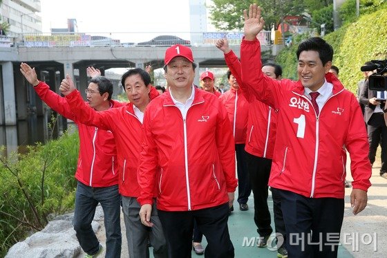 김무성 새누리당 대표와 오신환 관악을 후보가 4·29 국회의원 재보궐선거를 사흘 앞둔 26일 서울 관악구 도림천 일대에서 주민들에게 지지를 호소하고 있다. 2015.4.26/뉴스1  <저작권자 ⓒ 뉴스1코리아, 무단전재 및 재배포 금지>