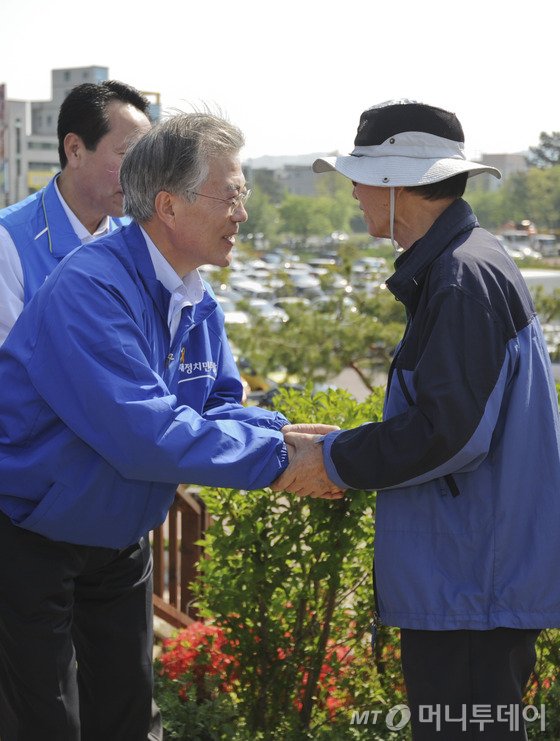 문재인 새정치민주연합 대표가 26일 오후 광주 서구 풍암저수지에서 4.29재보궐선거 광주 서구을 조영택 후보와 함께 시민들에게 지지를 호소 하고 있다. /사진=뉴스1