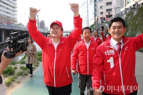 김무성 새누리당 대표와 오신환 관악을 후보가 4·29 국회의원 재보궐선거를 사흘 앞둔 26일 서울 관악구 도림천 일대에서 주민들에게 지지를 호소하고 있다. 2015.4.26/뉴스1  <저작권자 ⓒ 뉴스1코리아, 무단전재 및 재배포 금지>