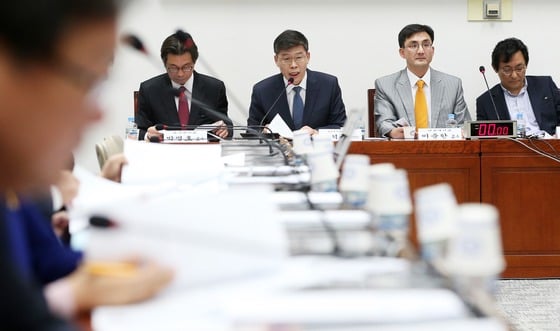 27일 서울 여의도 국회에서 열린 정치개혁특별위원회의 공직선거법 개정방향에 관한 공청회에서 중앙선관위 윤석근 선거정책실장이 진술하고 있다. 2015.4.27/사진=뉴스1