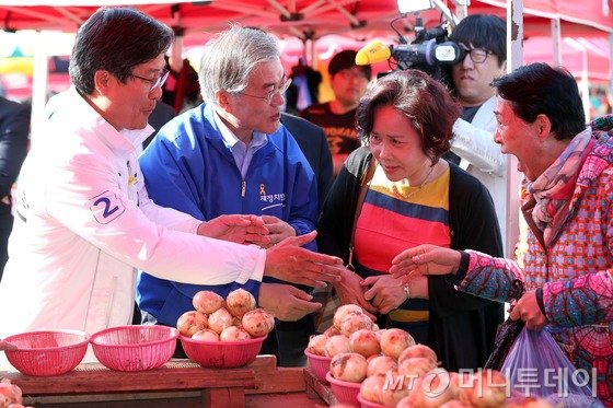 문재인 새정치민주연합 대표와 인천서구 강화을에 출마한 신동근 후보가4.29재보궐선거를 이틀 앞둔 27일 인천 강화군 갑곶리 강화풍물시장을 찾아 상인들에게 지지를 호소하고 있다. 2015.4.27/뉴스1  <저작권자 ⓒ 뉴스1코리아, 무단전재 및 재배포 금지>