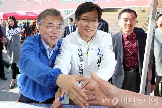 문재인 새정치민주연합 대표와 인천서구 강화을에 출마한 신동근 후보가4.29재보궐선거를 이틀 앞둔 27일 인천 강화군 갑곶리 강화풍물시장을 찾아 상인들에게 지지를 호소하고 있다. 2015.4.27/뉴스1  <저작권자 ⓒ 뉴스1코리아, 무단전재 및 재배포 금지>