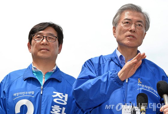 문재인 새정치민주연합 대표와 성남 중원구 정환석 후보가 28일 오후 경기도 성남시 중원구 황송삼익 아파트에서 박근혜 대통령 사과에 대한 긴급 기자회견을 하고 있다. 2015.4.28/뉴스1