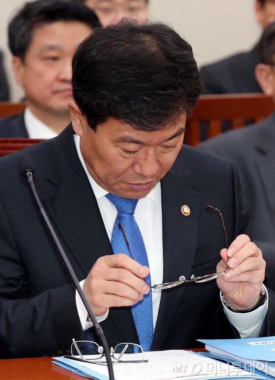 윤상직 산업통상자원부장관이 3월13일 국회에 출석해 안경을 고쳐쓰고 있다./사진=뉴스1