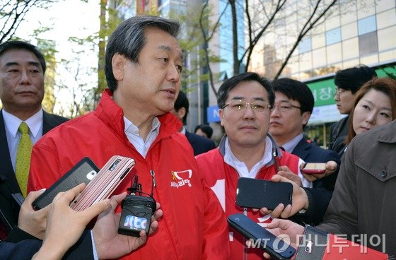 정승 4.29재보궐선거 광주 서구을 새누리당 후보 지원유세를 나온 김무성 대표가 17일 오전 광주 서구 금호동 한 도로에서 기자들에게 둘러싸여 성완종 리스트에 관한 질문공세를 받고 있다. 2014.4.17/뉴스1  <저작권자 ⓒ 뉴스1코리아, 무단전재 및 재배포 금지>