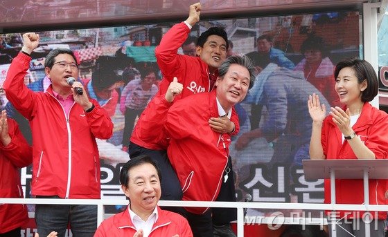 새누리당 김무성 대표가 4.29 재보궐선거를 하루 앞둔 28일 서울 관악구 난곡사거리에서 열린 관악 청혼(請婚) 유세에서 관악을 오신환 후보를 업고 지지를 호소하고 있다. 2015.4.28/뉴스1  <저작권자 ⓒ 뉴스1코리아, 무단전재 및 재배포 금지>