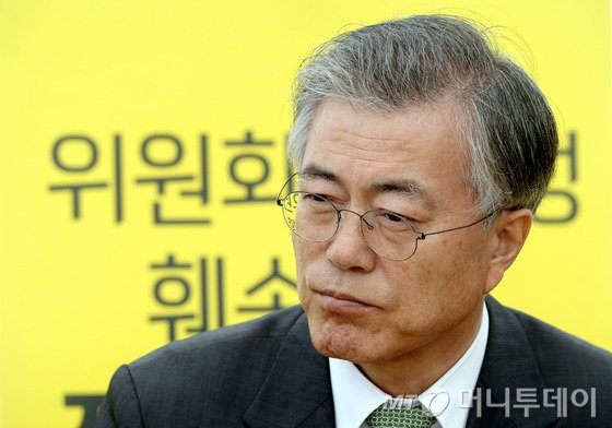 문재인 새정치민주연합 대표가 29일 오전 서울 광화문 광장에 있는 4.16 세월호 참사 특별조사위원회 이석태 위원장 농성장을 찾아 이 위원장과 대화를 나누고 있다. 2015.4.29/뉴스1  <저작권자 ⓒ 뉴스1코리아, 무단전재 및 재배포 금지>