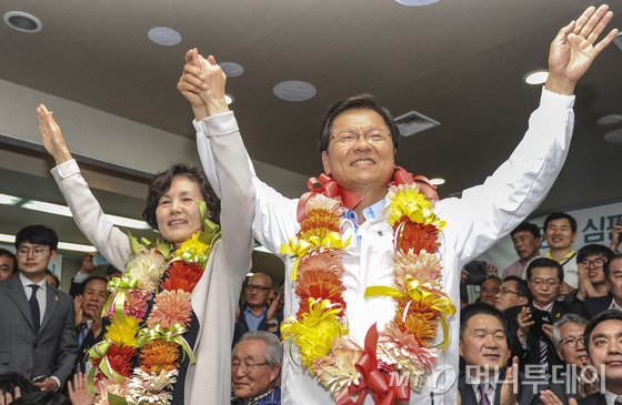 4.29 재보궐선거 광주 서구을에 당선이 확정된 무소속 천정배 후보가 29일 광주 서구 금호동 후보사무소에서 아내와 함께 꽃목걸이를 목에 걸고 만세를 부르고 있다. 2015.4.29/뉴스1  <저작권자 ⓒ 뉴스1코리아, 무단전재 및 재배포 금지>