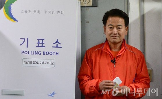 4.29 관악을 국회의원 보궐선거 정동영 국민모임 후보가 24일 서울 관악구 대학동주민센터에 마련된 사전투표소에서 투표하고 있다. 2015.4.24/뉴스1