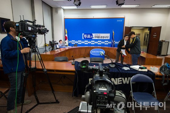 4·29 재보궐 국회의원 선거일인 29일 밤 서울 여의도 국회 새정치민주연합 당대표회의실에서 방송관계자들이 선거 개표방송을 준비하고 있다. 2015.4.29/뉴스1  <저작권자 ⓒ 뉴스1코리아, 무단전재 및 재배포 금지>