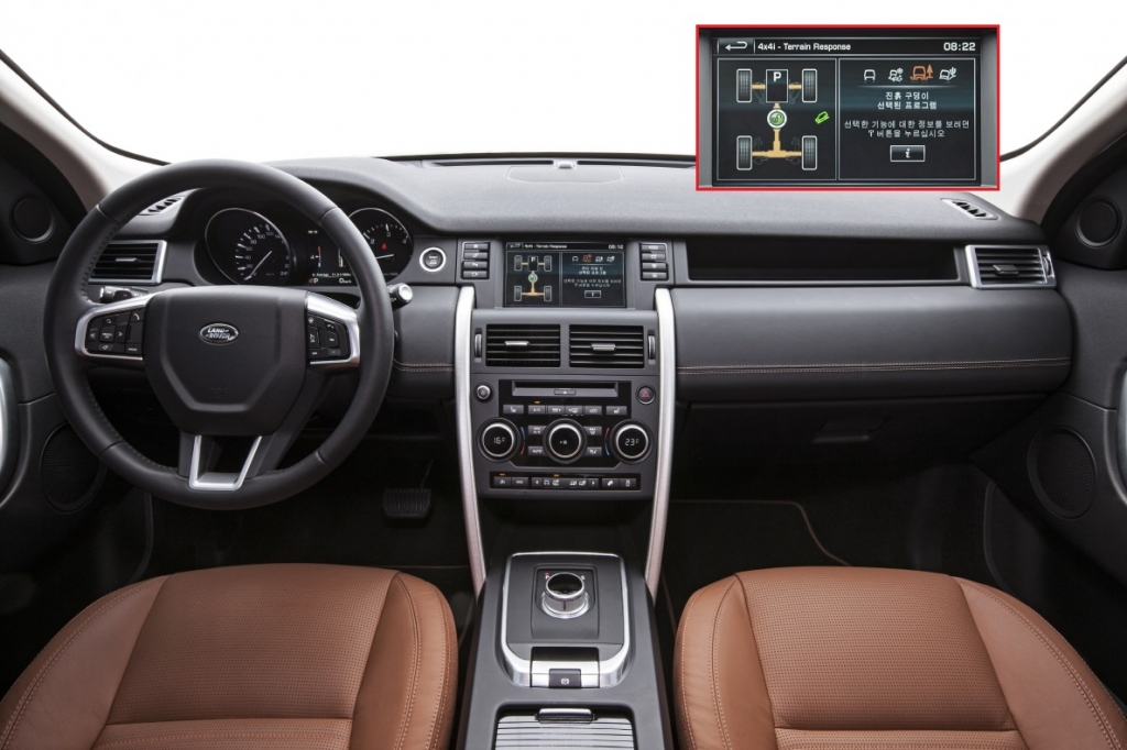 랜드로버 '디스커버리 스포츠'. 중앙 스크린을 통해 '4X4' 정보를 확인할 수 있다.(오른쪽 상단은 확대 이미지)/사진제공=랜드로버코리아
