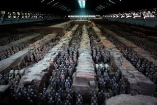 세계 8대 불가사의 중 하나인 중국 진시황 병마용갱 2호갱이 본격적으로 재발굴을 진행한다. 2호갱은 병마용의 보존 상태가 뛰어난 것으로 알려져 이번 발굴에서 지금까지 보병 위주의 병마용과는 다른 새로운 병마용이 대거 출토될 전망이다.