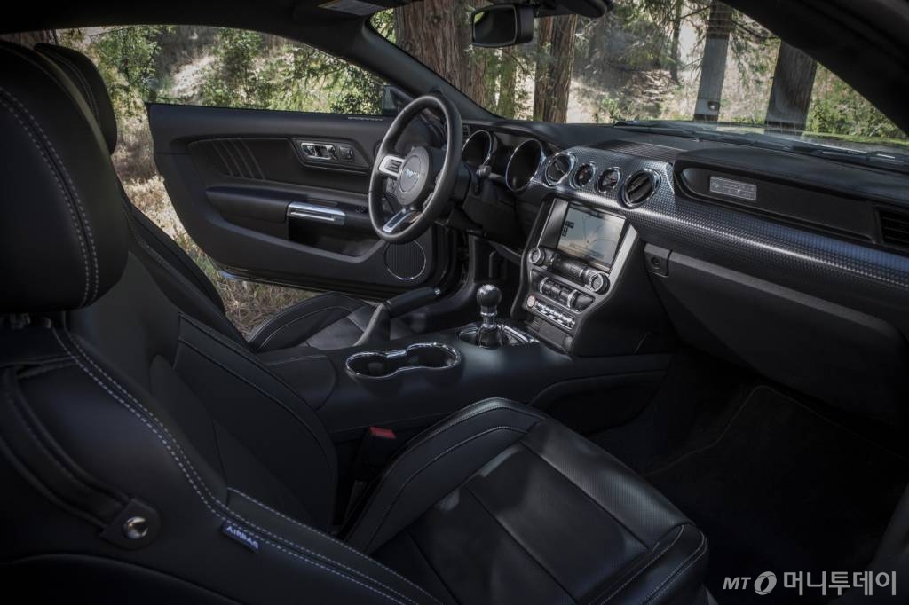 포드 머스탱 6세대 실내의 모습./사진제공=포드