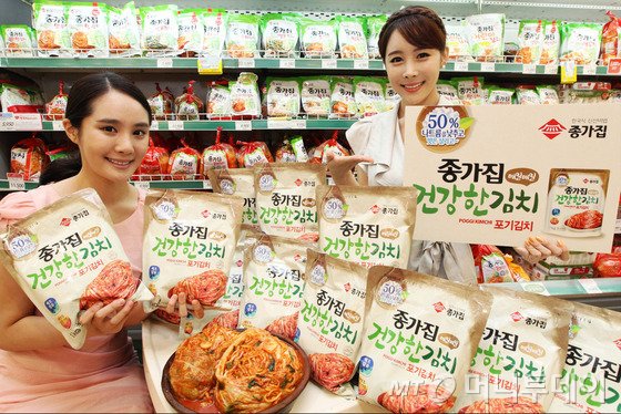 24일 오전 서울 중구 봉래동 롯데마트 서울역점에서 여성들이 나트륨 함량을 50% 줄인 '매일매일 건강한 김치'를 선보이고 있다. '매일매일 건강한 김치'는 종가집이 개발한 LS공법으로 제조되어 김치의 나트륨 함량을 줄이면서도 김치의 아삭함을 살린 것이 특징이다. (종가집 제공) 2014.8.24/뉴스1 <저작권자 ⓒ 뉴스1코리아, 무단전재 및 재배포 금지>