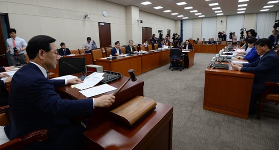 여야가 '공무원연금 개혁 및 국민연금 강화를 위한 양당 대표 합의문'을 발표한 2일 오후 서울 여의도 국회에서 열린 공무원연금개혁 특별위원회 전체회의에서 주호영 위원장이 의사봉을 두드리며 공무원연금법 개정안을 상정하고 있다. 2015.5.2/사진=뉴스1