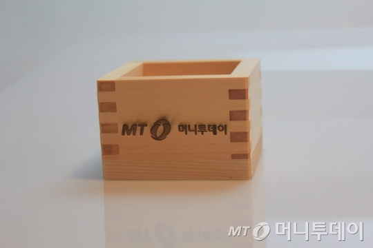 '로프트엔팹(Loft & Fab)에서 머니투데이 로고를 새긴 연필꽂이를 직접 만들어 봤다/사진=류준영 기자