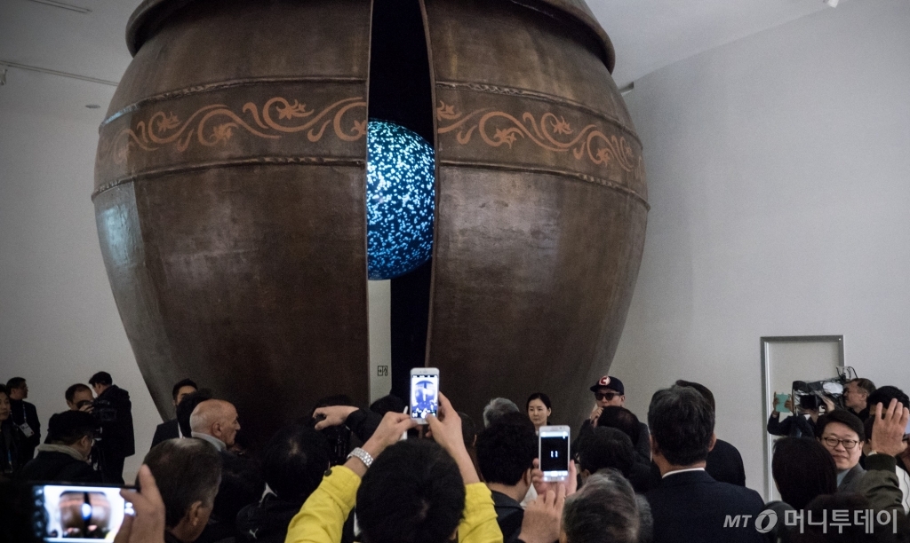 '밀라노 엑스포' 한국관 전시에는 높이 3m에 이르는 '대형 옹기'가 세워져 있다. 발효와 저장 문화를 대표하는 한식의 특성을 옹기에서 찾아 미래 먹거리의 상징성을 표현했다. 옹기 내부엔 심장 소리를 통해 생명을 암시하는 첨단 스크린 장치가 들어있다. /사진제공=문화체육관광부