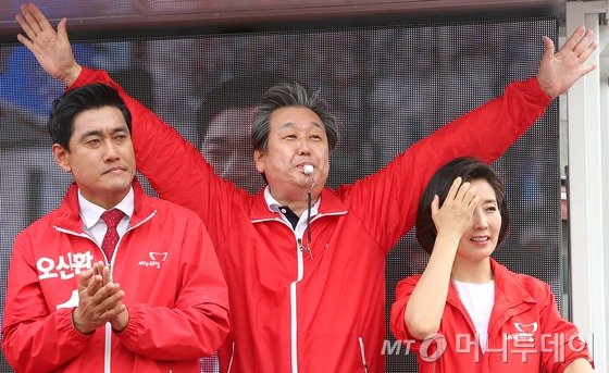 새누리당 김무성 대표가 4.29 재보궐선거를 하루 앞둔 28일 서울 관악구 난곡사거리에서 열린 관악 청혼(請婚) 유세에서 관악을 오신환 후보의 지지를 호소하며 호루라기를 불고 있다. 2015.4.28/뉴스1
