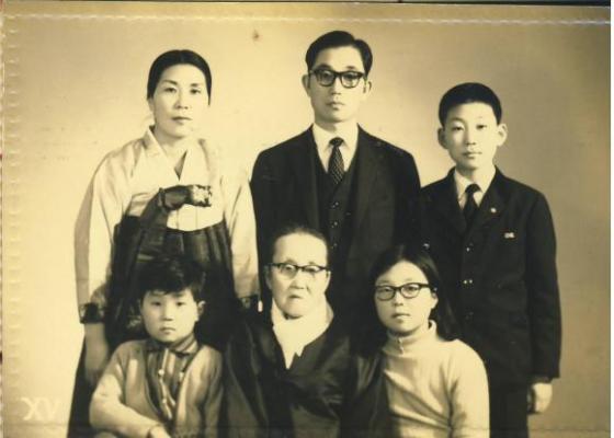 이종걸 의원실 제공. 우당 이회영 선생의 부인이자 이 이의원의 할머니인 이은숙 여사와 함께 찍은 가족사진