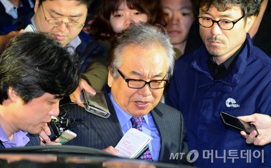 중앙대학교 특혜 외압과 공금 횡령 의혹이 제기된 박범훈 전 청와대 교육문화수석이 1일 오전 피의자 신분으로 소환조사를 받은 후 서초동 서울중앙지검을 나서고 있다. 검찰에 따르면 박 전수석은 2011년 2월 이명박 정부 청와대 수석으로 임명된 뒤 중앙대 본·분교 통폐합과 적십자 간호대학 합병 과정에 특혜를 주도록 교육과학기술부(현 교육부) 직원들에게 부당한 압력을 행사한 혐의(직권남용)를 받고 있다. 2015.5.1/뉴스1 <저작권자 © 뉴스1코리아, 무단전재 및 재배포 금지>